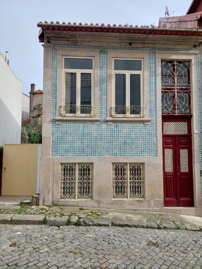 Crooked Floor House - Attic Apartment Porto Bagian luar foto