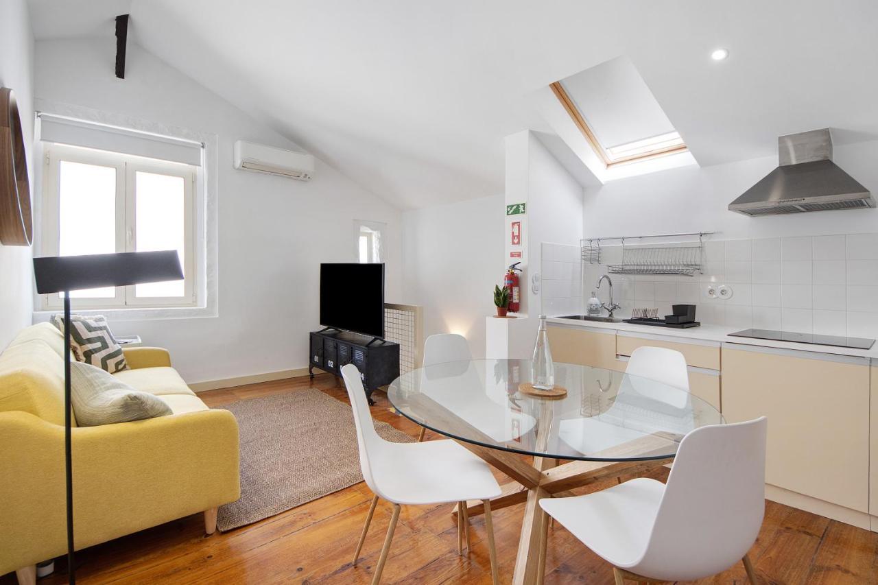 Crooked Floor House - Attic Apartment Porto Bagian luar foto